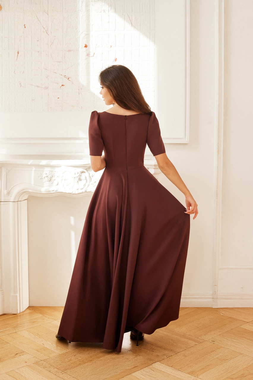 BEATHA - drapowana sukienka z koła w kolorze czekolady