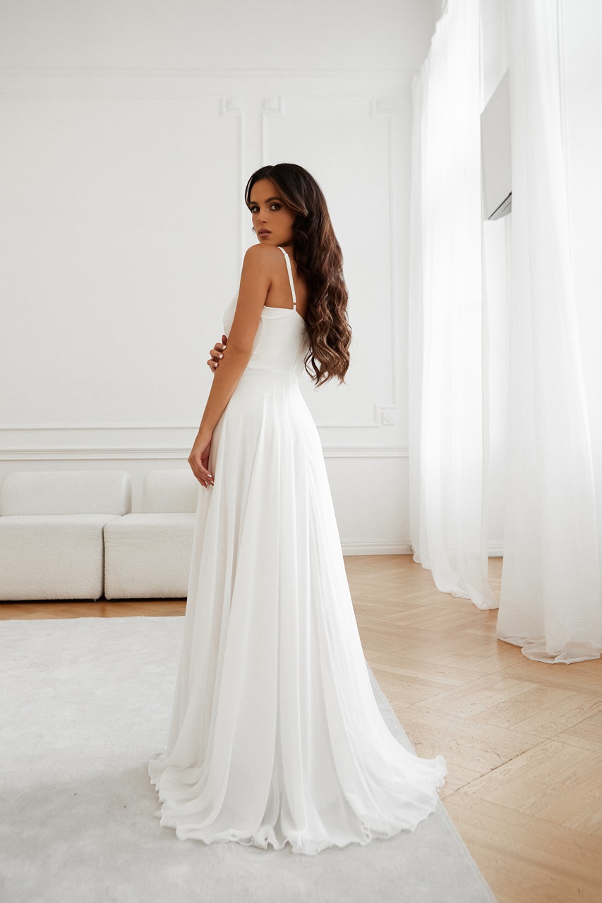 ESTELLE - suknia ślubna z efektownym dekoltem i paseczkami CocktailShock