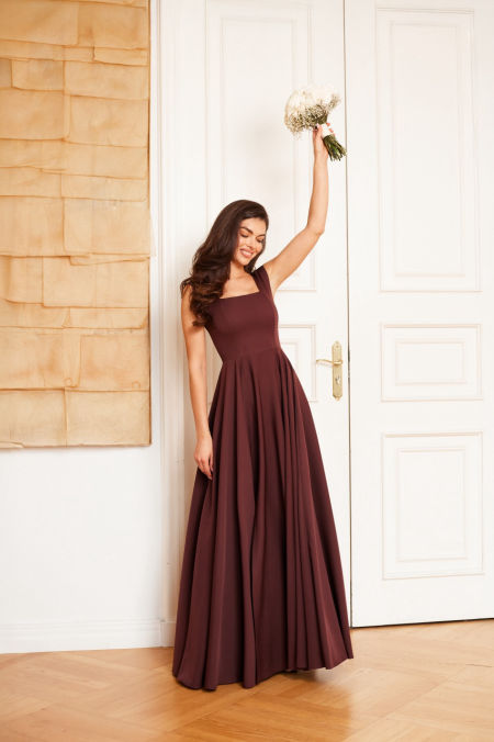 AURELIA - suknia maxi z dekoltem karo w kolorze czekoladowym