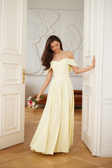 VERONICA - suknia balowa z opadającymi rękawkami w kolorze masełkowym