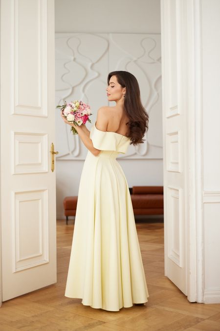 VERONICA - suknia balowa z opadającymi rękawkami w kolorze masełkowym