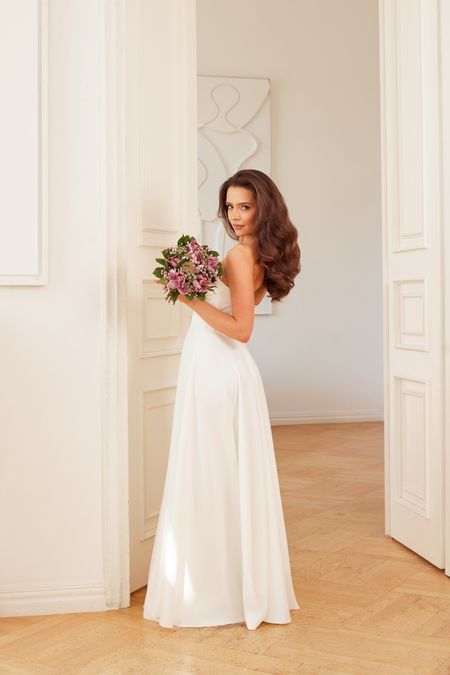 MIA - gorsetowa sukienka drapowana ecru z rozporkiem