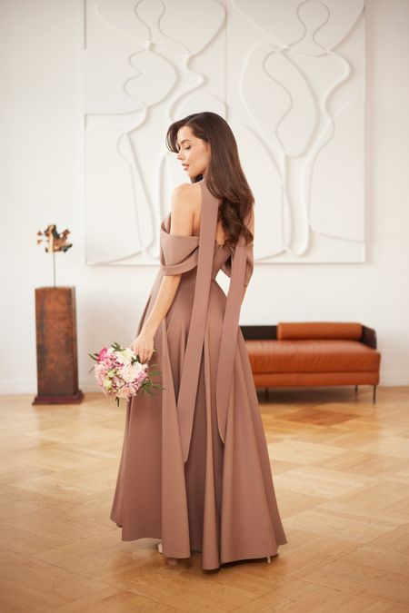 MARTHA maxi - balowa suknia z szalem w kolorze cappuccino