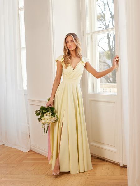 ROZALIA  - efektowna suknia z falbanami na ramionach 