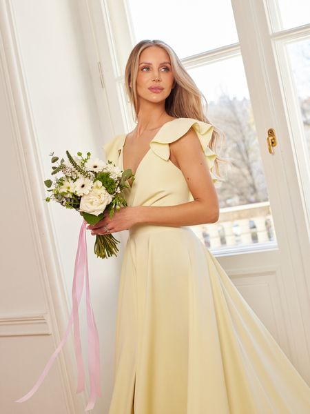 ROZALIA  - efektowna suknia z falbanami na ramionach 