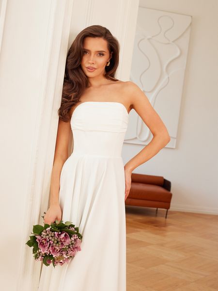 MIA - gorsetowa sukienka drapowana ecru z rozporkiem